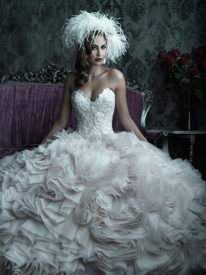 Образ невесты: пышное платье и аксессуар на голову из перьев