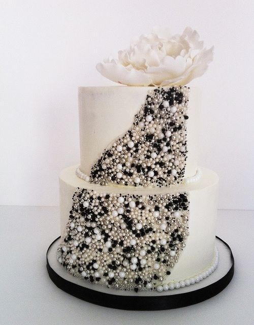 Свадебный торт с асимметричным блестящим декором