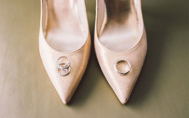 Кольца на туфлях невесты