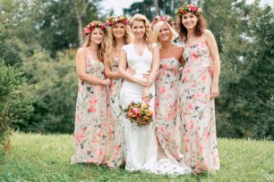Летняя свадьба в стиле рустик, невеста с подружками