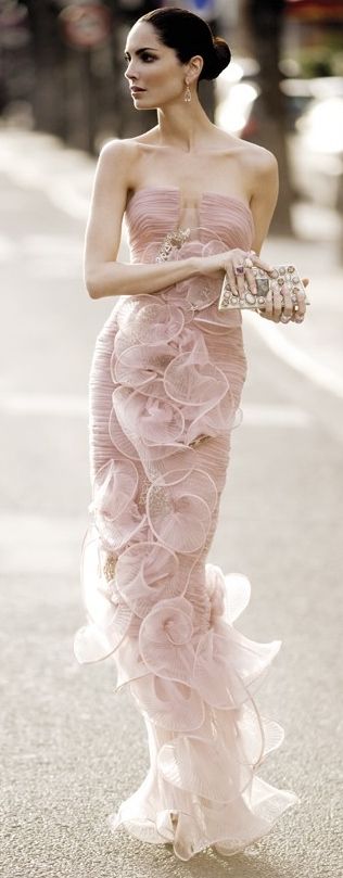 Платье невесты по фигуре с воланами