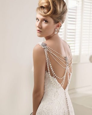Декор из бусин на спине свадебного платья