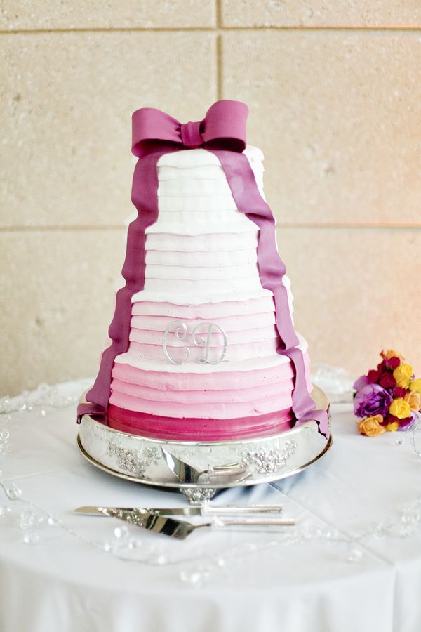 Свадебный торт с бантом из мастики