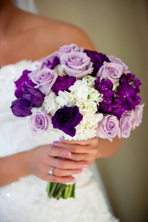 Букет невесты из цветов одного оттенка