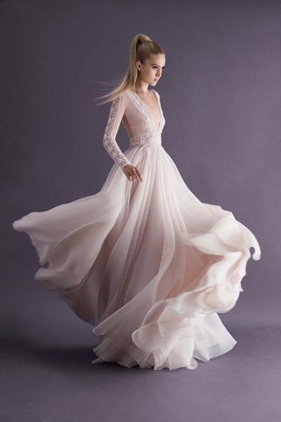 Платье невесты с глубоким декольте