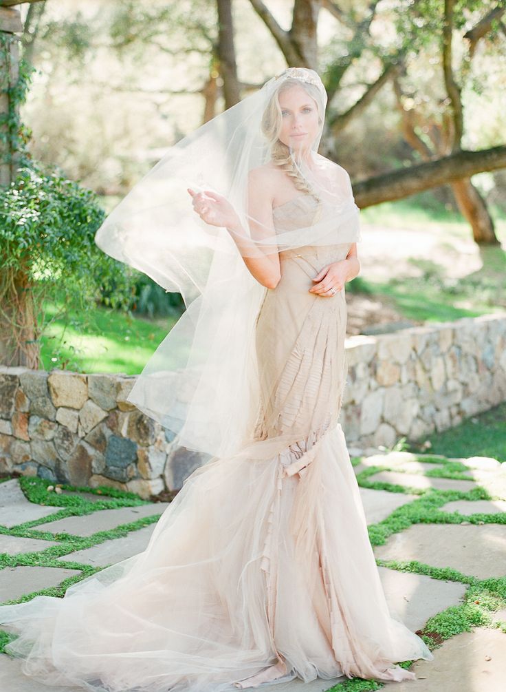Платье невесты с полупрозрачным декором