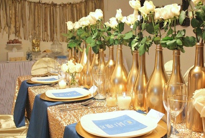 Золотые бутылки в оформлении свадебного стола
