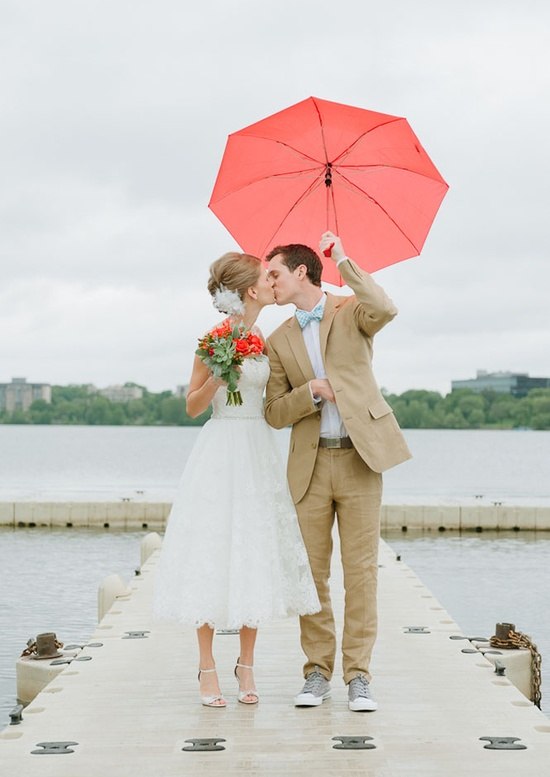 Деталь свадебной фотосессии для свадьбы в дождь