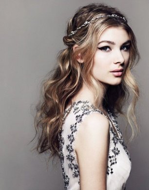 Прическа для длинных волос с украшением