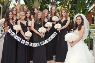 Подружки невесты с лентой из букв