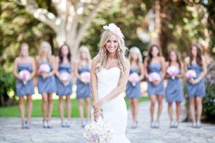 Подружки на фоне невесты