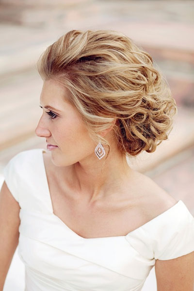 Прическа невесты для волос средней длины
