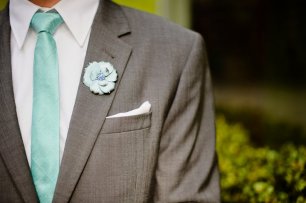 Лаконичная бутоньерка в цвет галстуку