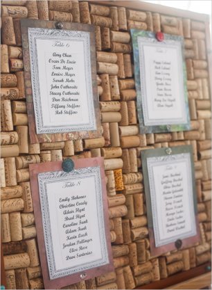 План рассадки гостей на стенде из пробок