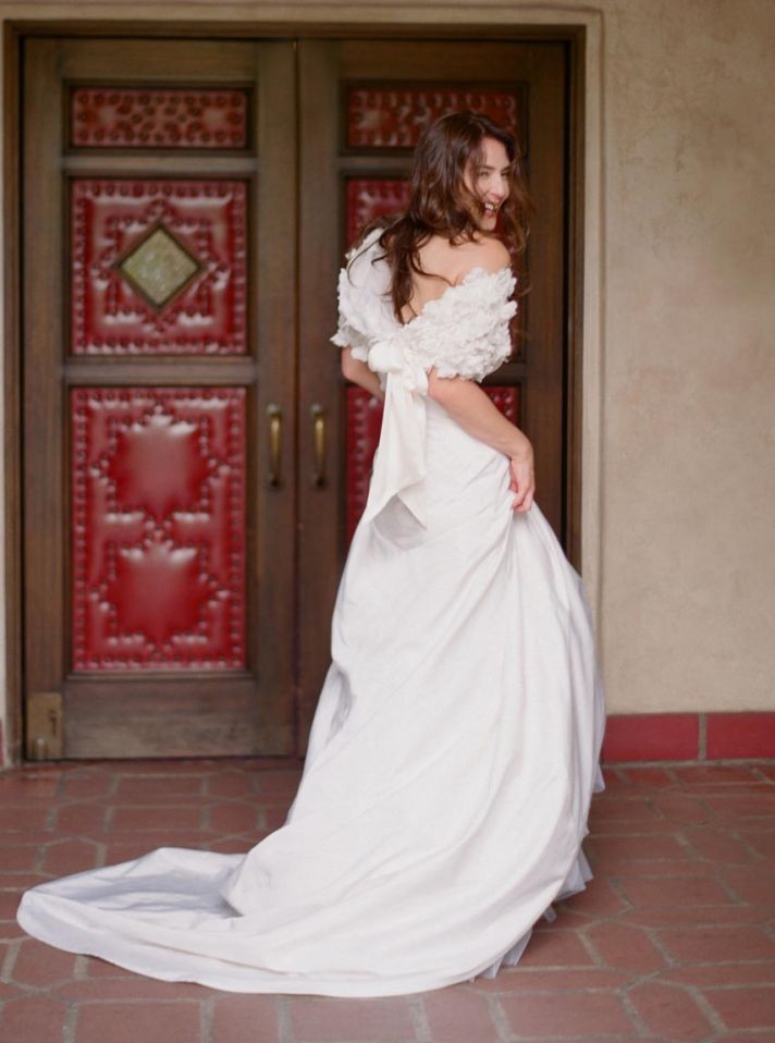 Платье невесты с накидкой