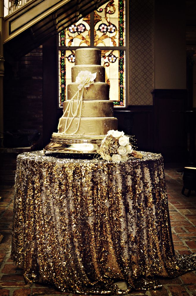 Шикарный свадебный торт на столике