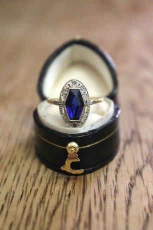 Кольцо с крупным синим камнем