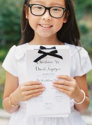 Цветочная девочка с приглашениями