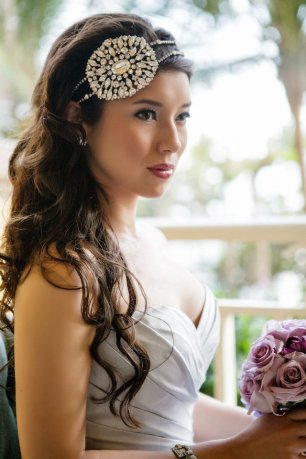 Аксессуар для прически невесты в виде крупной броши