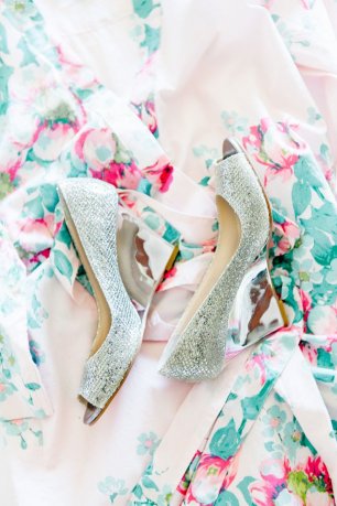 Туфли невесты с блестящим декором