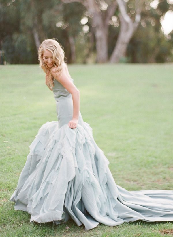 Платье невесты с многослойной юбкой