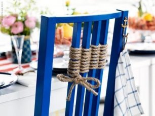 Декор яркого стула