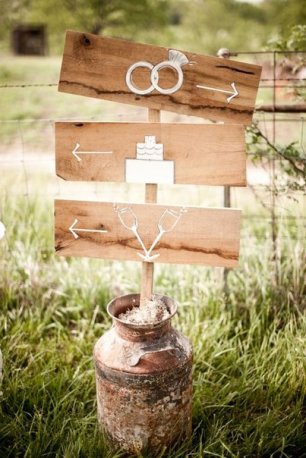 Деревянный указатель на свадьбе