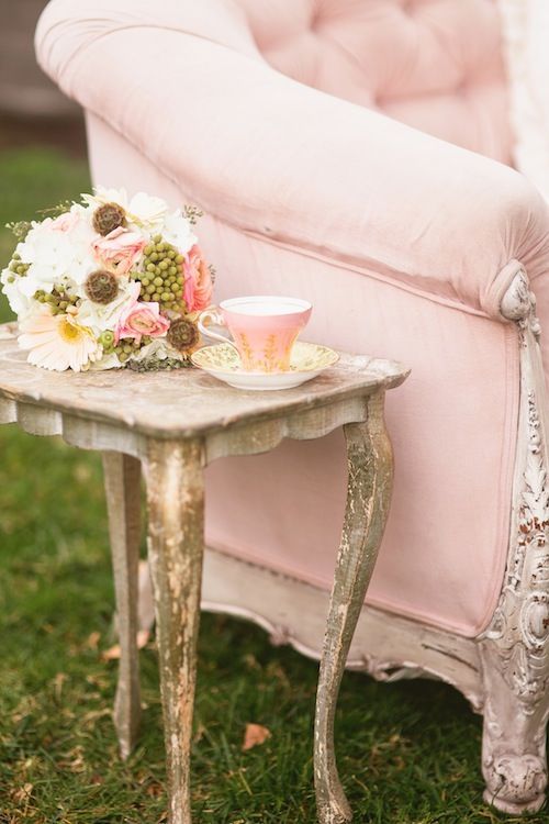 Свадебный декор - кресло со столиком
