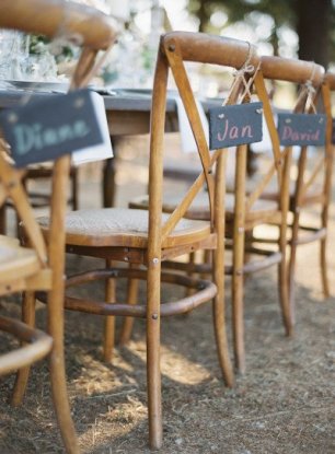 Винтажные стулья с табличками