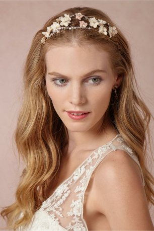 Прическа невесты с украшением