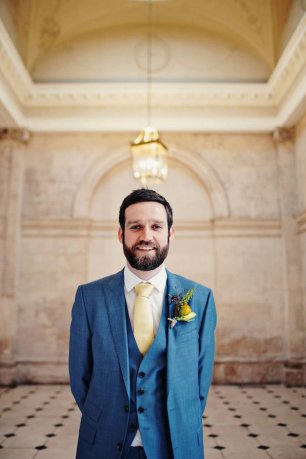 Жених в костюме-тройке