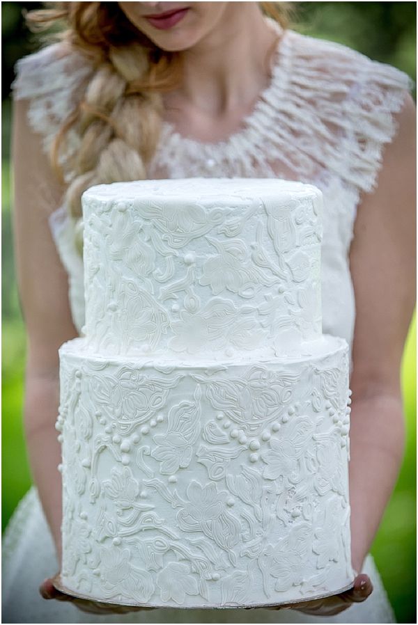 Свадебный торт с кружевным оформлением