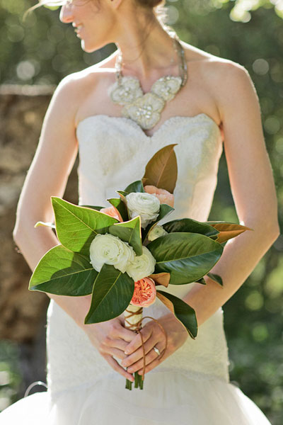 Букет невесты с крупными листьями