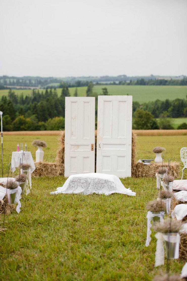 Дверь как декор места бракосочетания