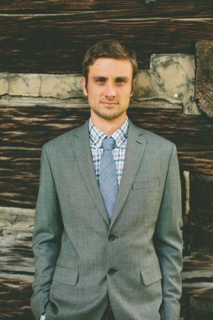 Жених в костюме и клетчатой рубашке