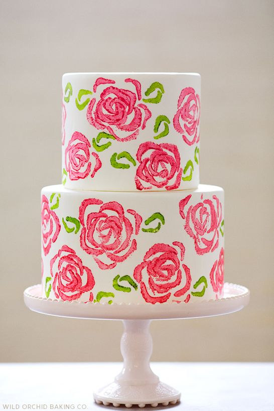 Свадебный торт с рисунками роз на глазури
