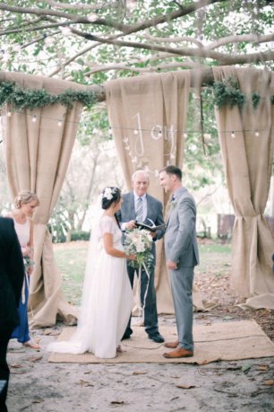 Место бракосочетания, декорированное холщовой тканью