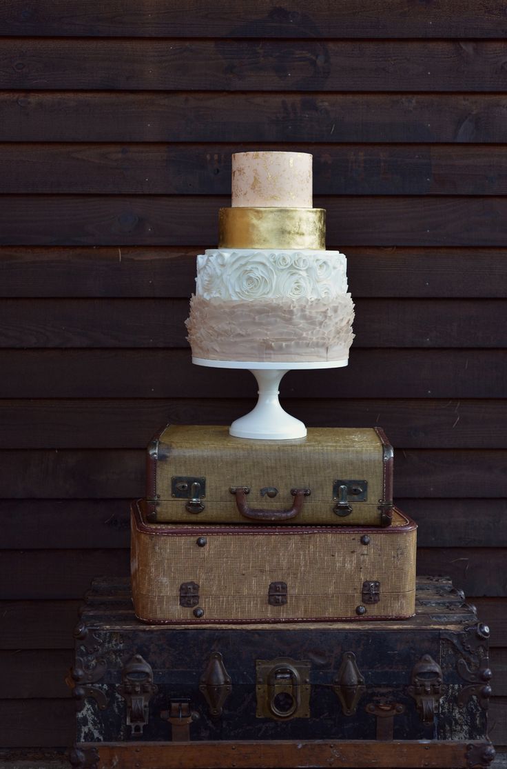 Свадебный торт на чемоданах