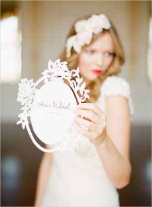 Приглашение в руках невесты