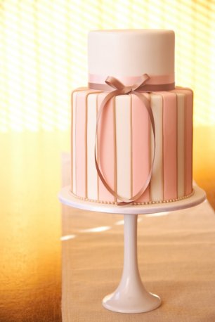 Свадебный торт с аккуратной лентой