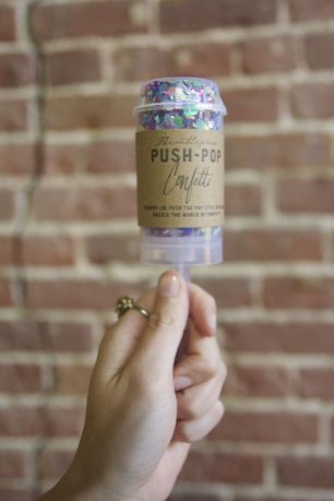 Конфетти - деталь свадебной фотосессии