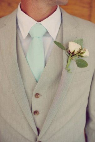 Костюм жениха: галстук и бутоньерка