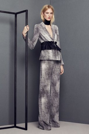 Невеста в брючном костюме