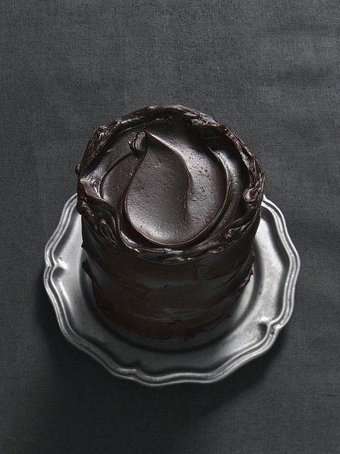 Свадебный торт с глазурью из темного шоколада