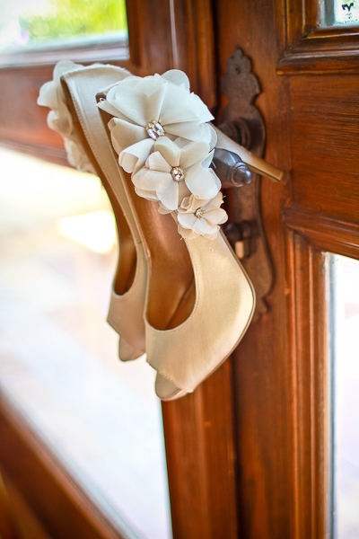 Туфли невесты с тканевыми цветами