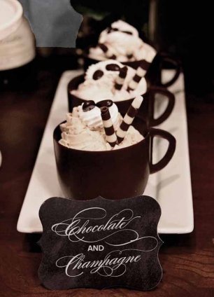 Десерты в кружках на сладком столе