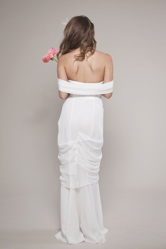 Платье невесты с необычным кроем со спины