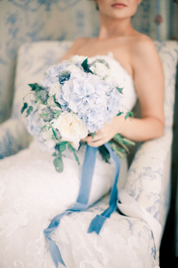 Оригинальный голубой букет невесты на свадьбу