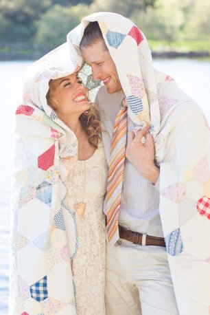 Деталь свадебной фотосессии: плед