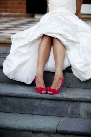 Яркие туфли невесты